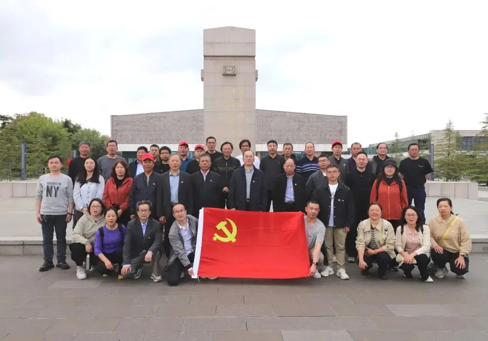 Changshu Polyester Co., Ltd partiyasi bo'limi Yancheng Yangi To'rtinchi Armiya Memorial Zaliga tashrif uyushtirdi